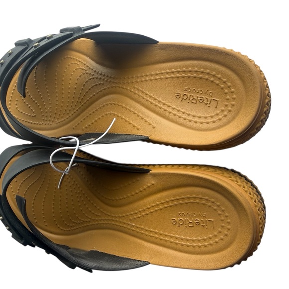 NEW CROCS BROOKLYN WOVEN BUCKLE SANDAL 209978-001 Black - Picture 4 of 7